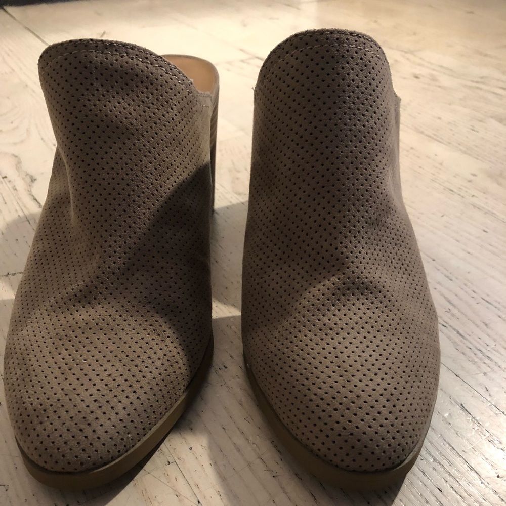 Tan mules